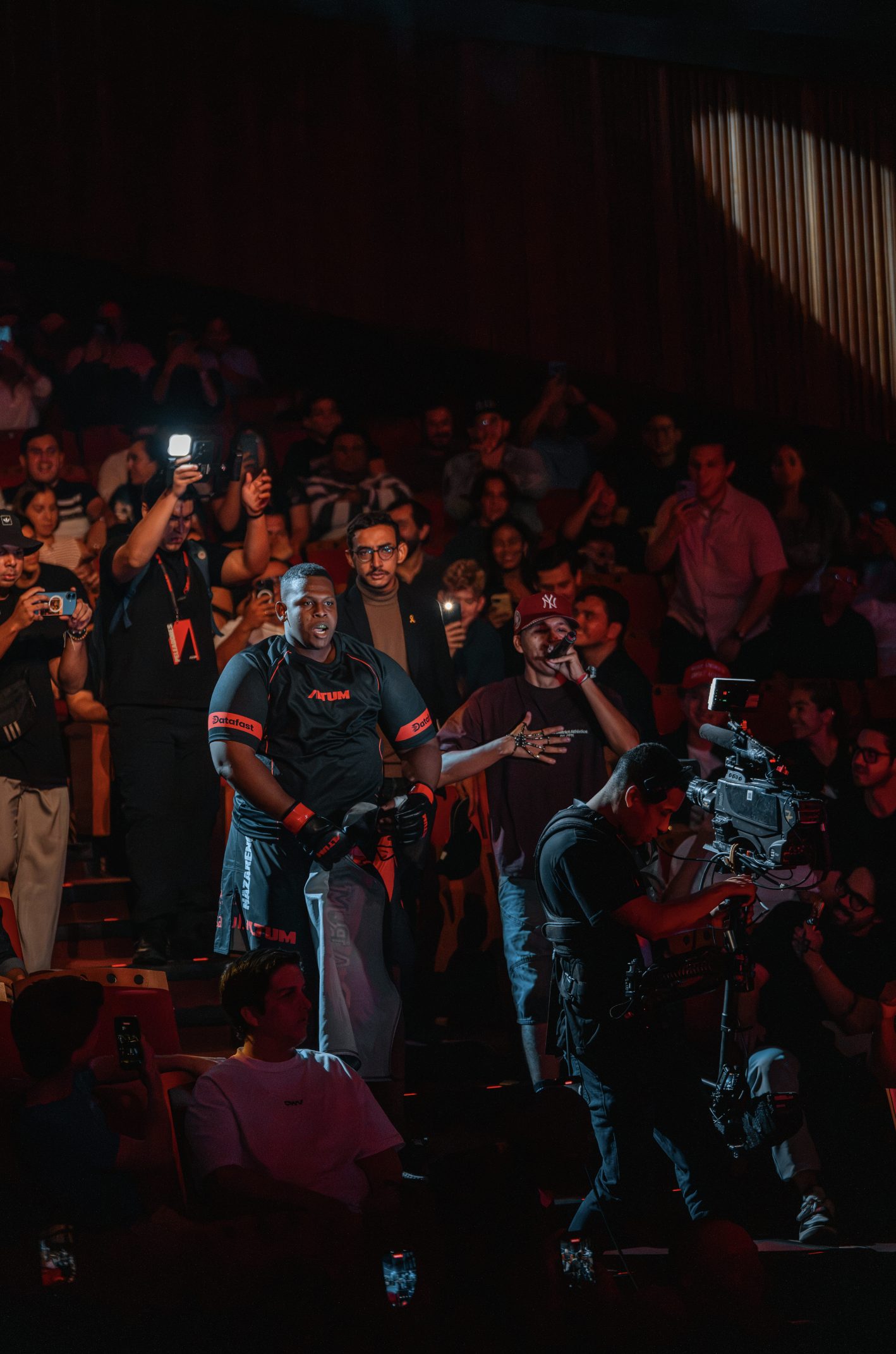 Caminata de un peleador de ALTUM hacia el ring
