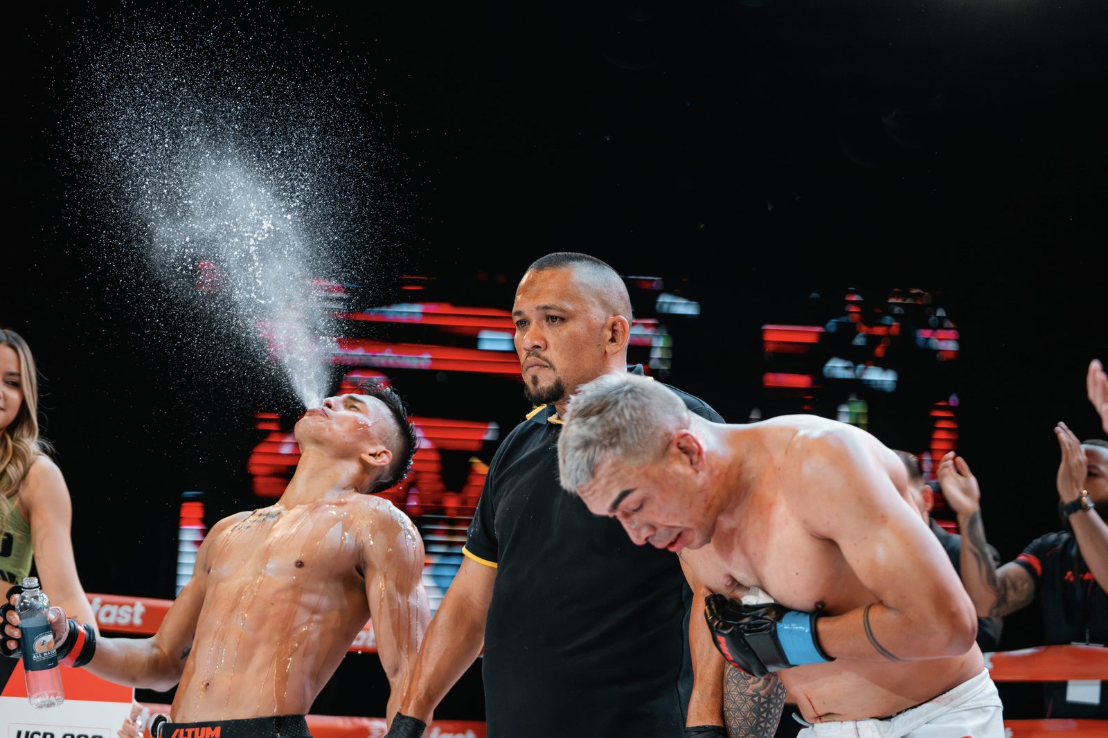 Peleador de ALTUM Fight League entre rounds en el ring