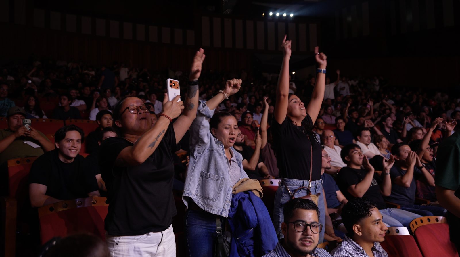 Público celebrando en un evento de ALTUM Fight League